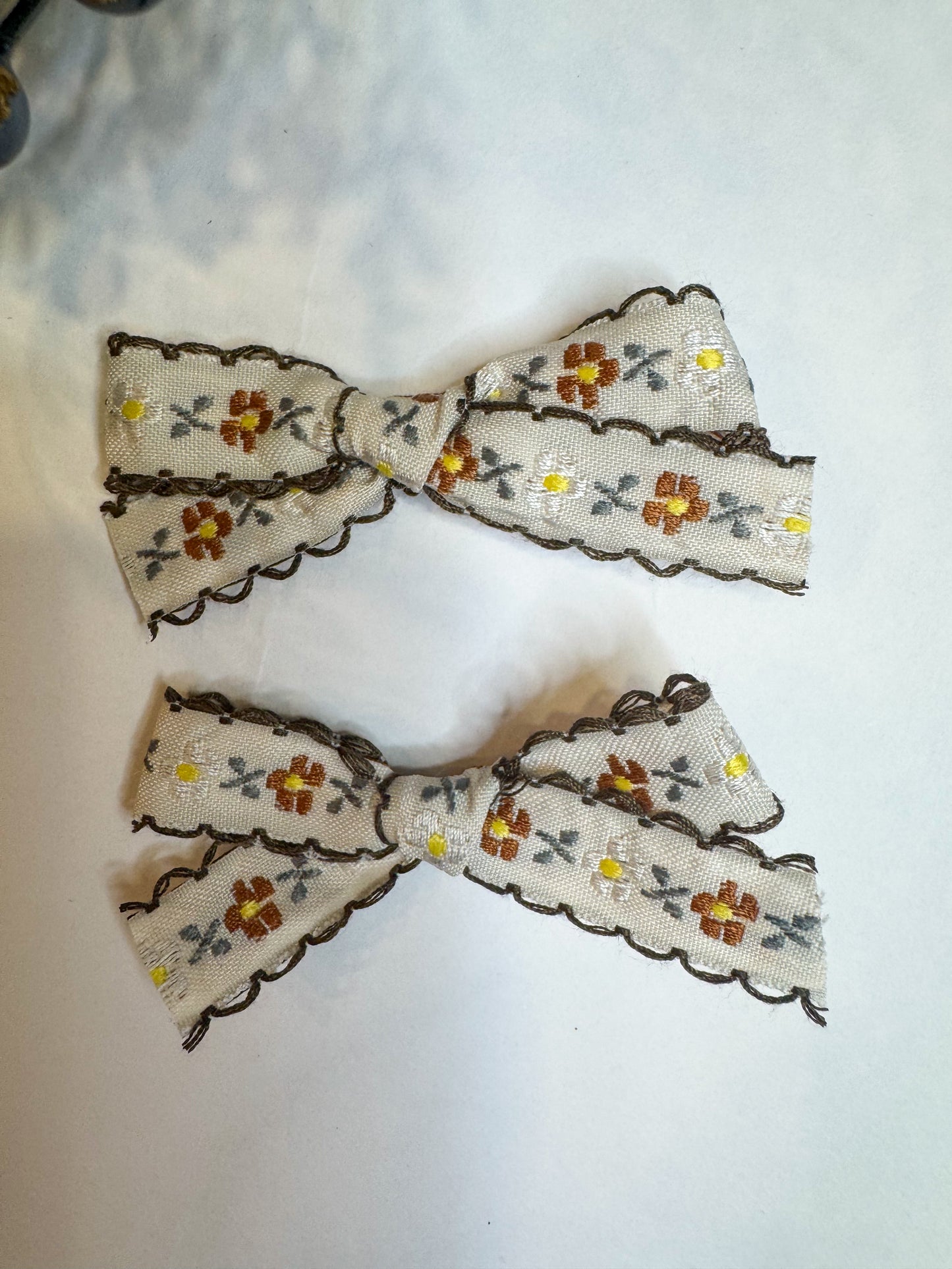 Skinny scalloped floral